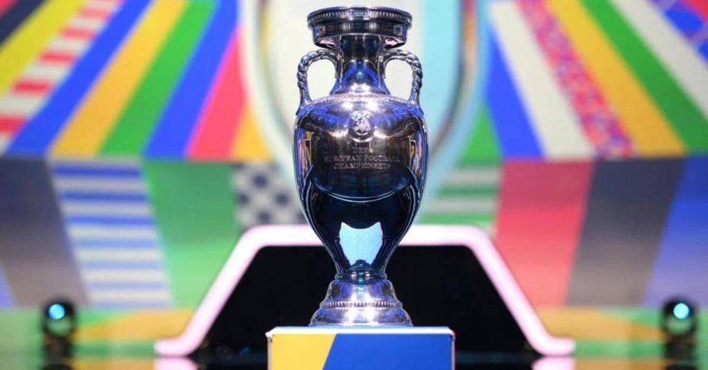 El trofeo de la Eurocopa que se llevará el vencedor del duelo clave en Berlín el próximo 14 de julio.