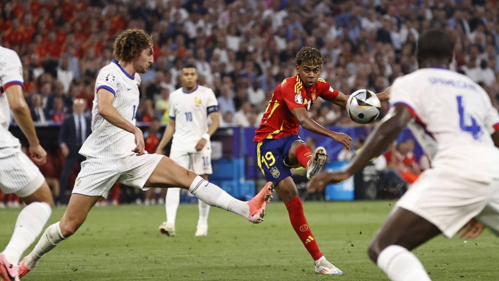 El remate de Lamine Yamal para su golazo en España vs. Francia.