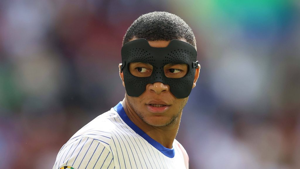 Mbappé tuvo que usar máscara en casi toda la Eurocopa 2024.