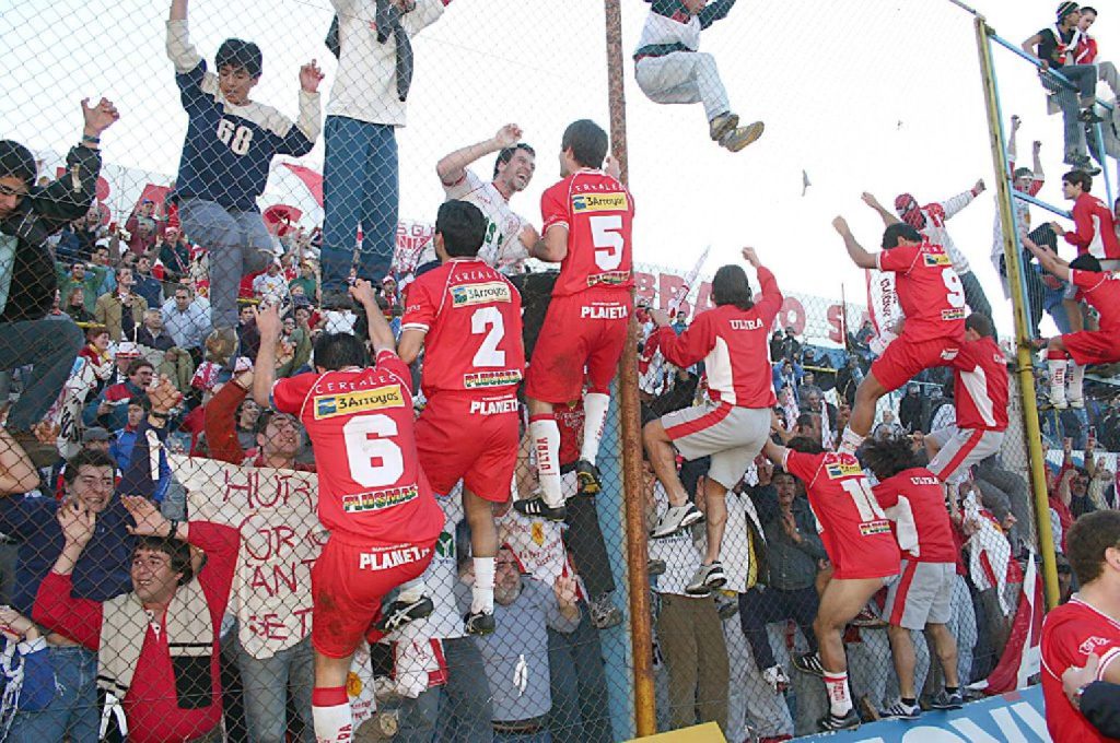 El festejo de los jugadores de Huracán de Tres Arroyos en el Nuevo Monumental. (Foto: LU24).