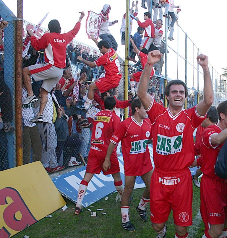 Los jugadores de Huracán de Tres Arroyos celebran en Rafaela.