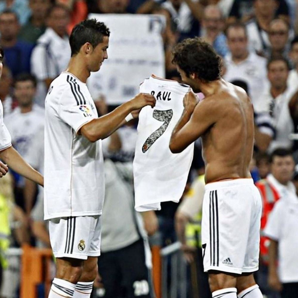 Raúl le entregó el #7 a Cristiano Ronaldo en su despedida del club.