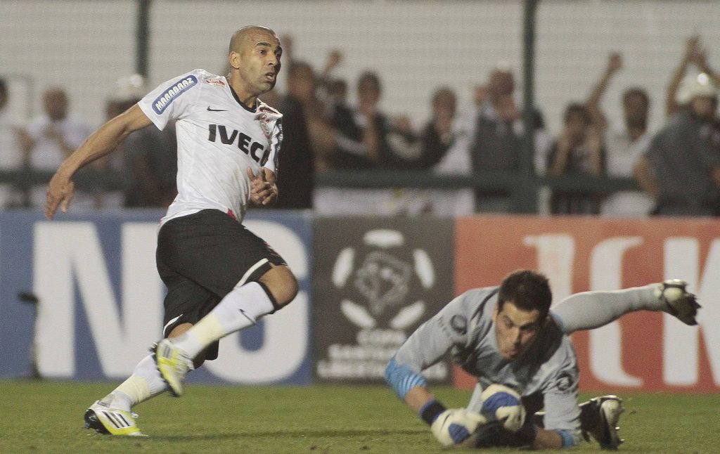 Emerson marca ante Sebastián Sosa, en la final de la Libertadores 2012. (Foto: IMAGO).
