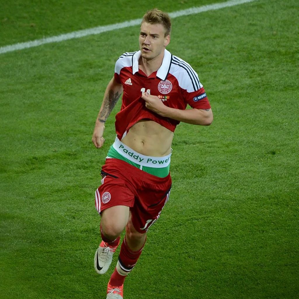 Nicklas Bendtner fue multado y suspendido por UEFA por una asociación con una marca por fuera de los sponsors de la Eurocopa en 2012.