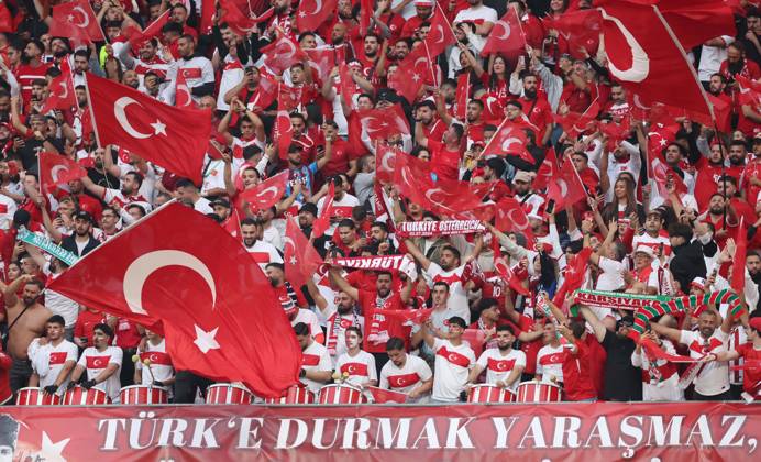 Los fanáticos turcos celebraron con Demiral.
